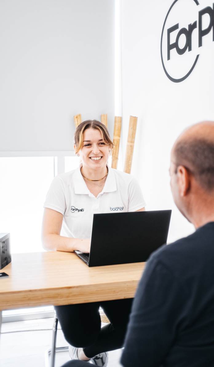 Profesional dando consulta a un paciente.