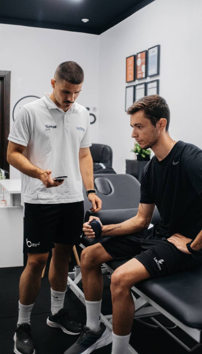 专业人士协助患者进行物理治疗练习的图片。